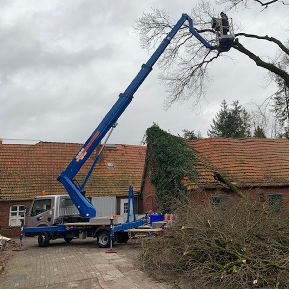 24,5 m LKW-Arbeitsbühne, Teleskop, auf 3,5 t