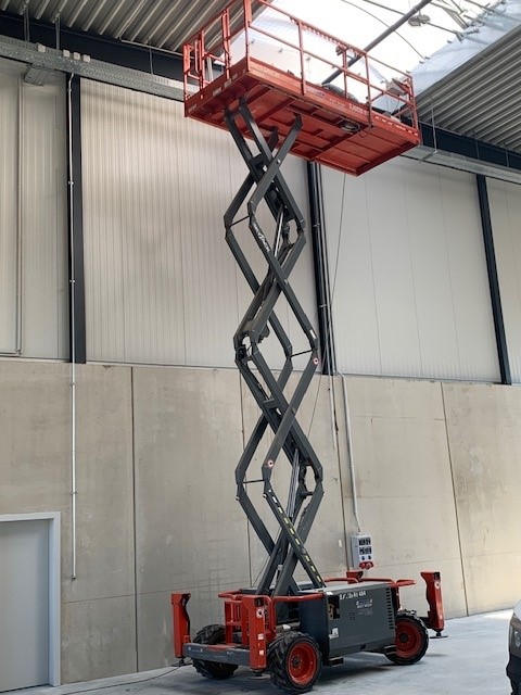  9,92 m Scherenarbeitsbühne, geländegeeignet