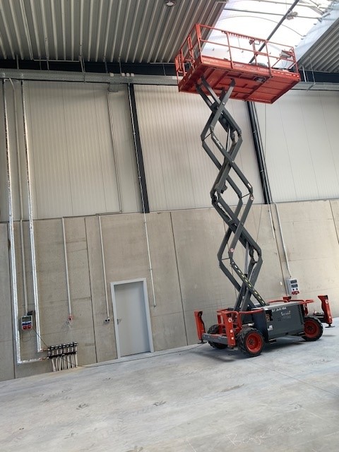  9,92 m Scherenarbeitsbühne, geländegeeignet