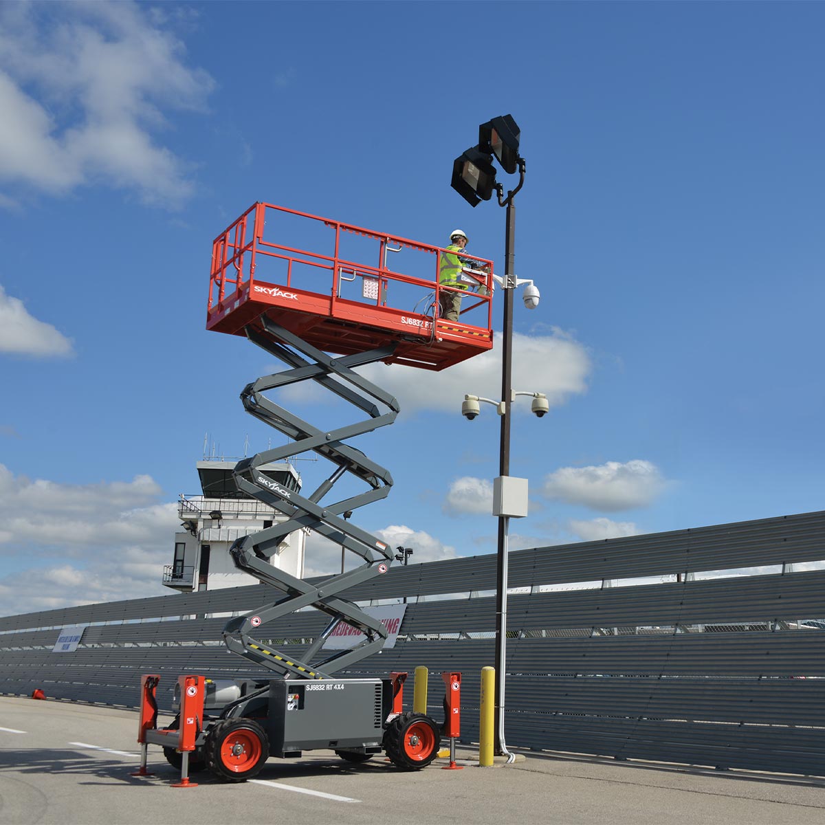 11,8 m Scherenarbeitsbühne, geländegeeignet