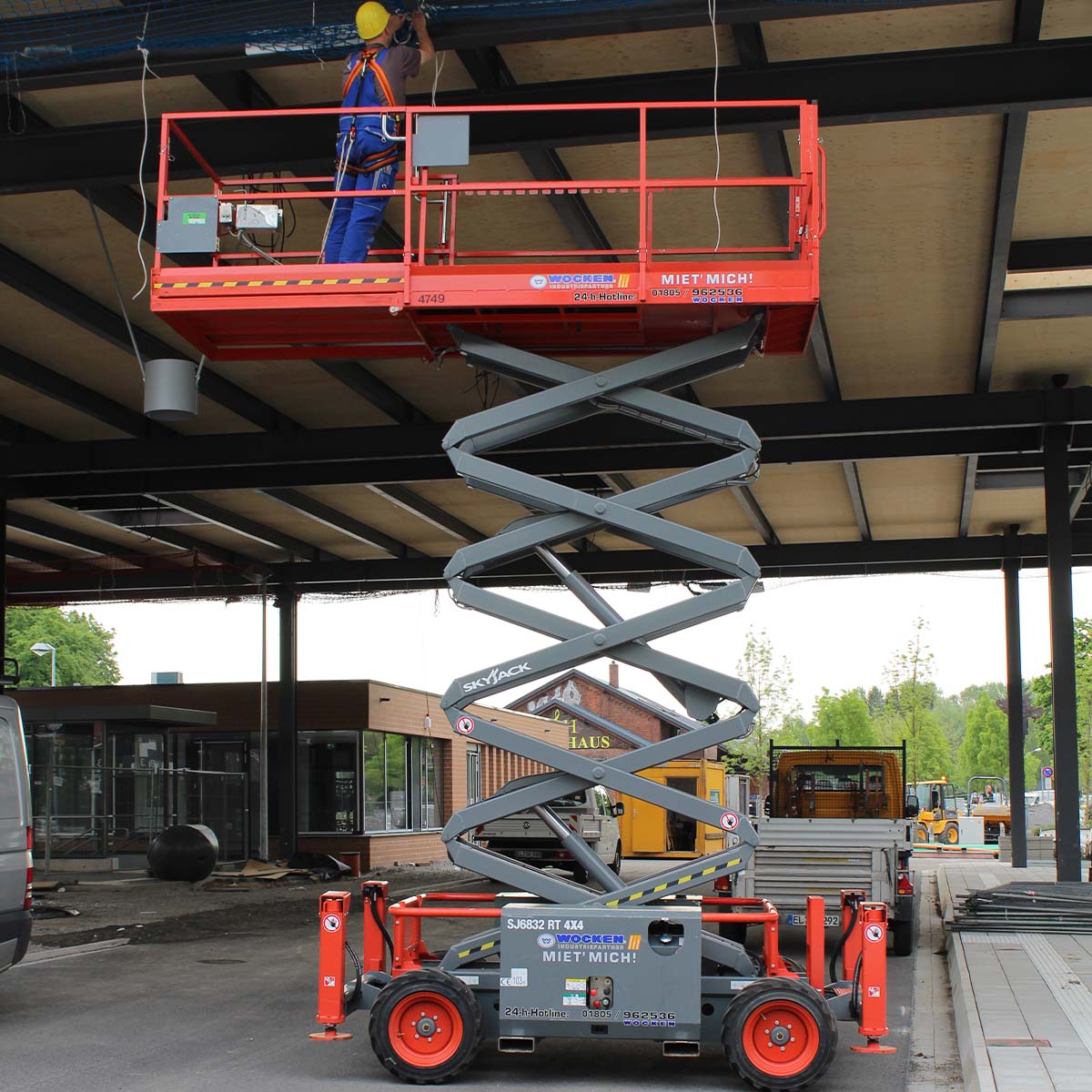  9,92 m Scherenarbeitsbühne, geländegeeignet