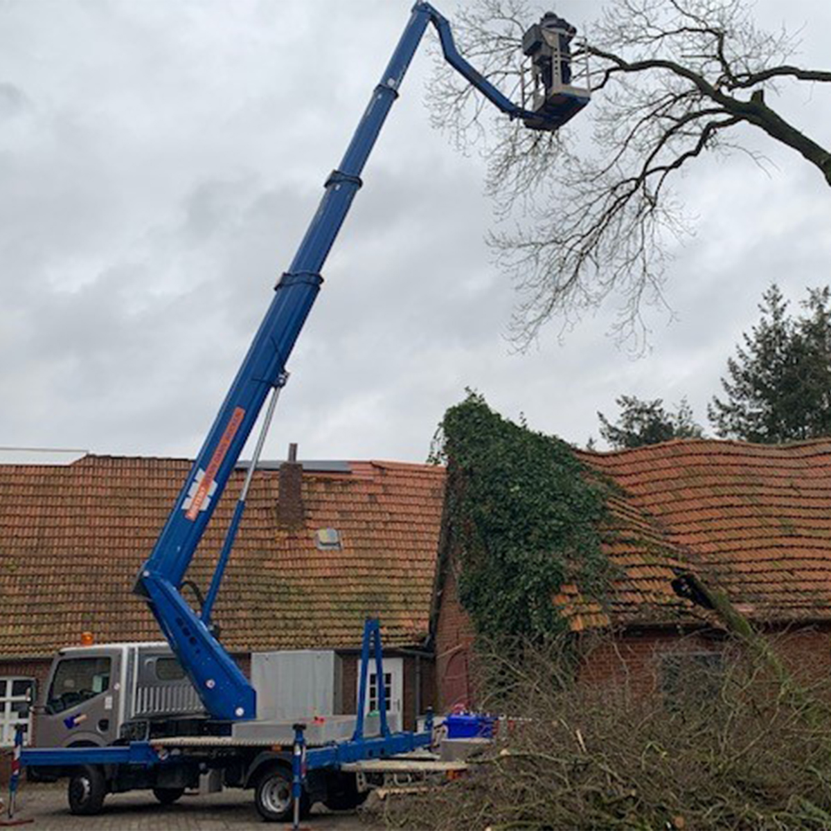 24,5 m LKW-Arbeitsbühne, Teleskop, auf 3,5 t