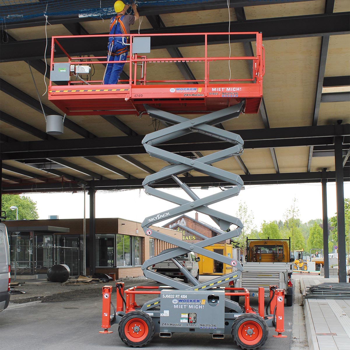 11,8 m Scherenarbeitsbühne, geländegeeignet